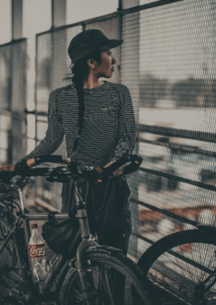 自転車を持つ女性の画像