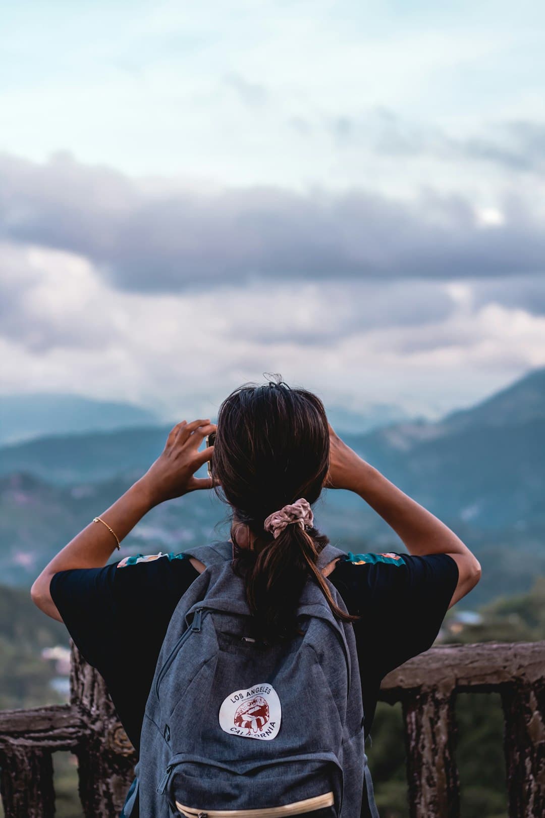 スマホで景色を撮影している女性